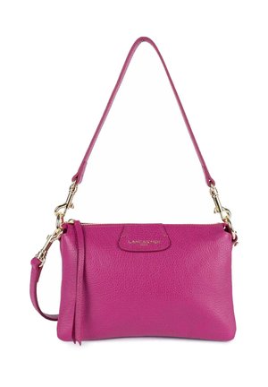 Borsa in pelle rosa con superficie testurizzata, tracolla singola e accessori in oro. Presenta una chiusura con zip e un piccolo logo sulla parte anteriore.