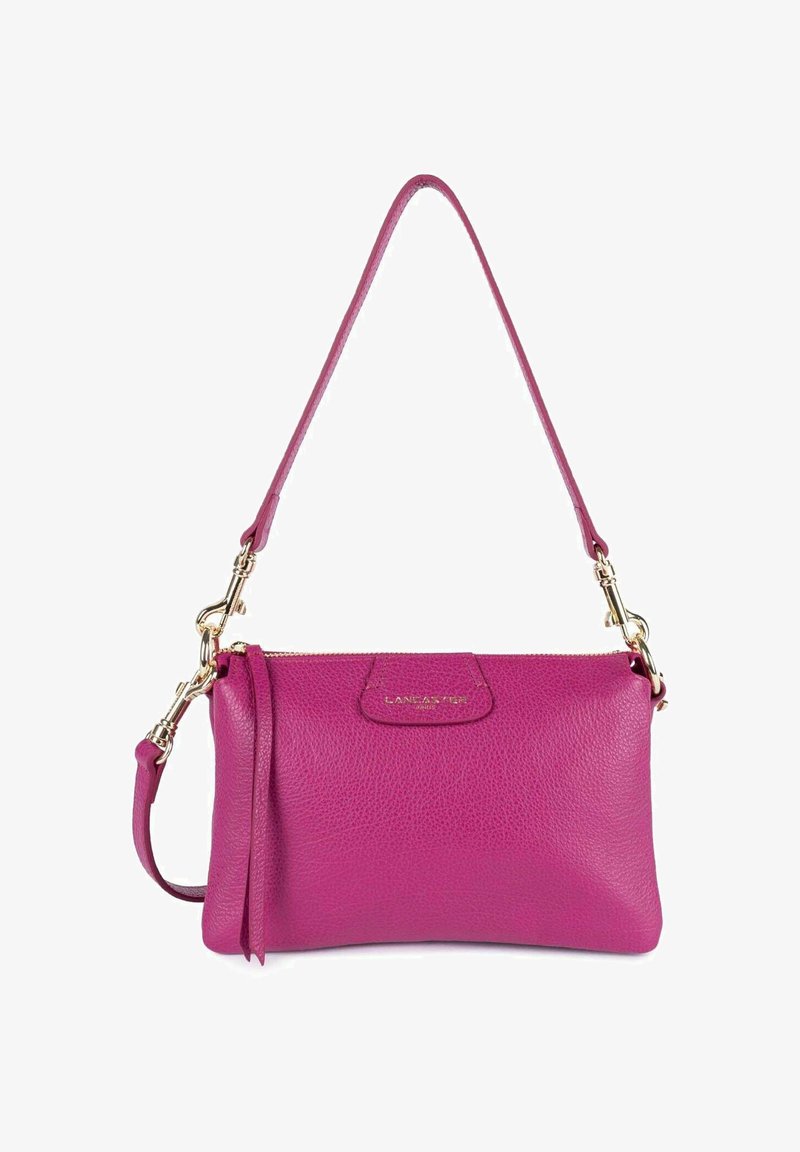 Borsa in pelle rosa con superficie testurizzata, tracolla singola e accessori in oro. Presenta una chiusura con zip e un piccolo logo sulla parte anteriore.
