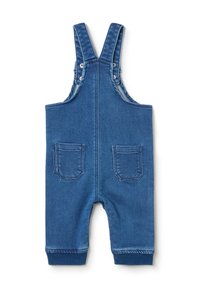 Denim-Latzhose mit verstellbaren Trägern, zwei Fronttaschen, gerippten Knöchelbündchen, mittlerer blauer Farbe und glatter Textur.