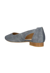 Graue Stoffballerinas mit runder Zehenpartie, ausgeschnittenen Seiten und einem niedrigen Holzabsatz. Sie verfügen über eine glatte Textur und ein minimalistisches Design.