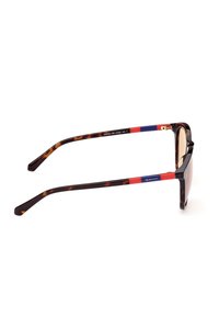 Gafas de sol con un marco rectangular de carey. Presentan acentos vibrantes en rojo y azul en las patillas. Lentes marrones con ligera curvatura.
