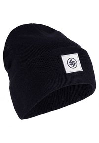 Schwarze gestrickte Mütze mit umgeschlagenem Saum, ausgestattet mit einem weißen quadratischen Patch mit einem Logo. Weiche Textur und elastisches Material für Komfort.