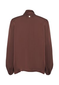 Blusa marrone a maniche lunghe realizzata in tessuto morbido. Presenta un colletto alto e una chiusura con bottoni sul retro. Texture morbida e design fluttuante.