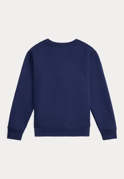 Tumesinine pika varrukaga ümberkaelusega dressipluus soonikkoes varrukaäärte ja alläärega, näidatud tagantpoolt ühevärvilisel taustal.