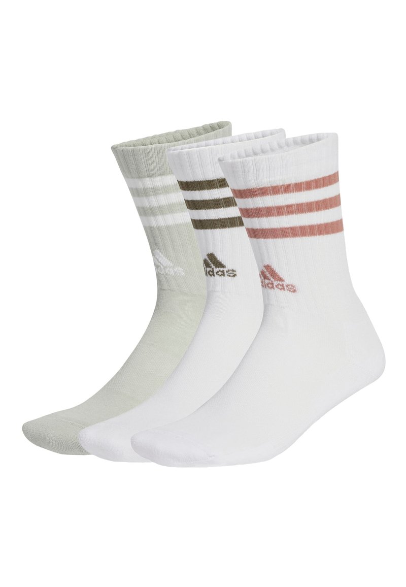 Tres pares de calcetines tipo crew de Adidas en verde claro, blanco y gris, con textura acanalada y rayas en contraste cerca de la parte superior.