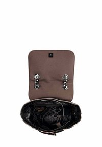 Bolso de mano de cuero marrón con un exterior texturizado, herrajes de plata y un forro interior con un patrón floral. Parte superior abierta con cierre de presión.