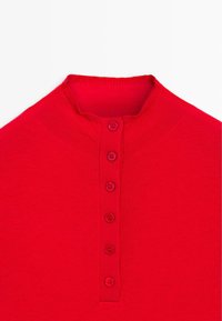 Maglia rossa a maglia con colletto alto e patta con sei bottoni rosa. Texture liscia e design aderente.