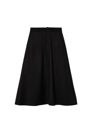 Černá sukně ke kolenům s hladkou texturou, zdobená sklady a pasem s knoflíkovým zapínáním. Klasický design bez vzorů.