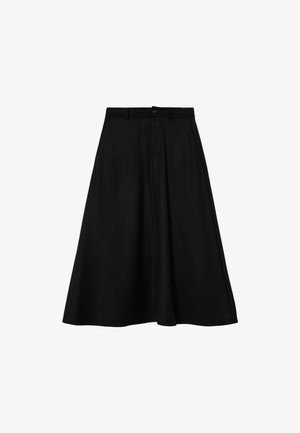 Černá sukně ke kolenům s hladkou texturou, zdobená sklady a pasem s knoflíkovým zapínáním. Klasický design bez vzorů.