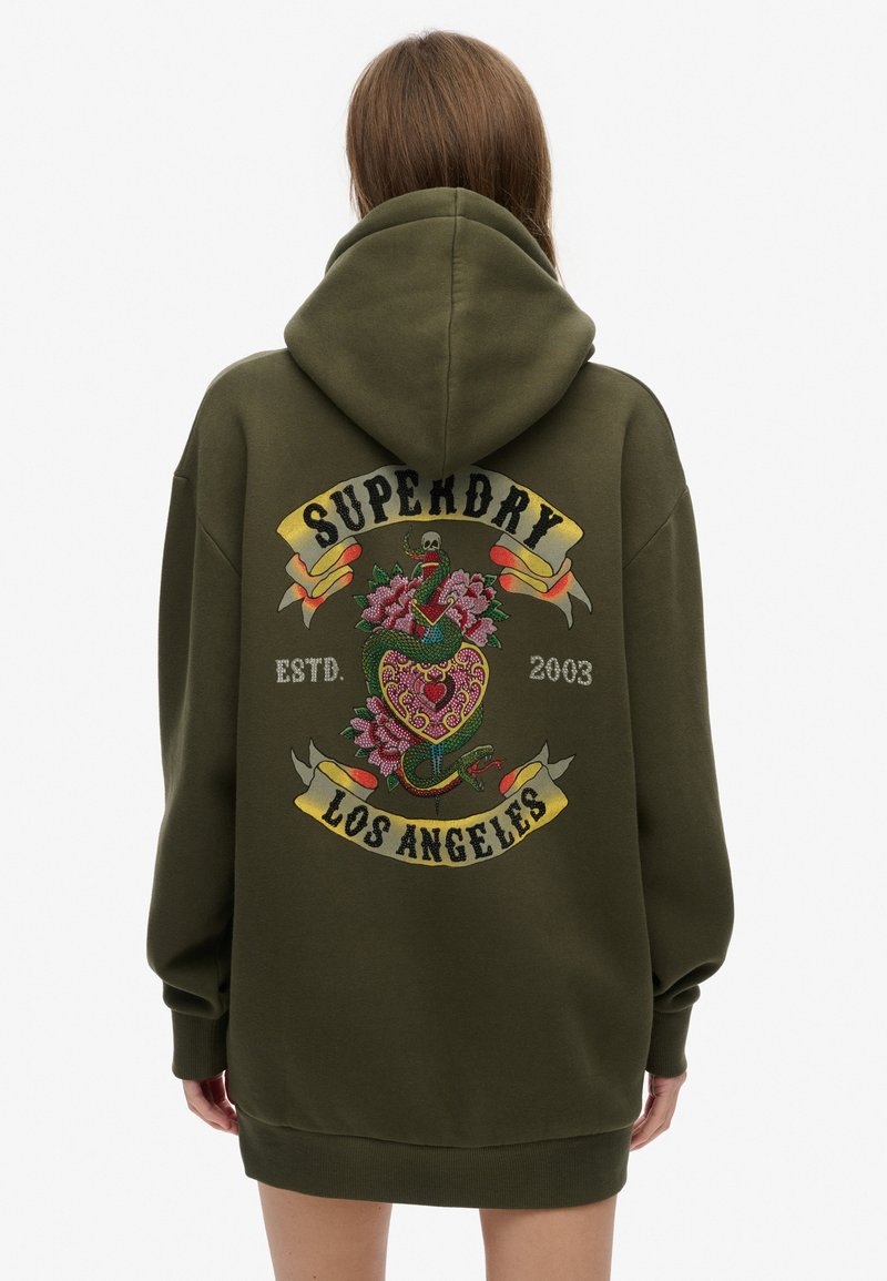 Felpa con cappuccio verde oliva con un grande disegno ricamato sul retro che raffigura un cuore, fiori e un serpente. Include un cappuccio ampio e maniche lunghe.