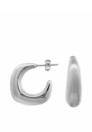 Boucles d'oreilles créoles épaisses en argent avec une forme carrée large et incurvée et des fermoirs papillon, vues de face et de côté.