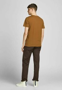 Jack & Jones JORBRADY TEE CREW NECK - Camiseta estampada - rubber