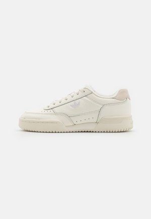 COURT SUPER - Edzőcipő - off white/footwear white