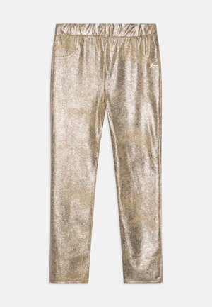 Guldmetallic bukser med en strækbar, elastisk talje, der har to forlommer og en skinnende, reflekterende tekstur.