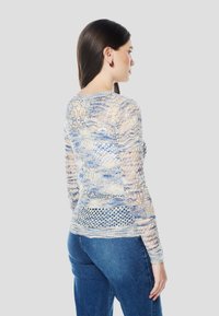 Csipkemintás pulóver kék és krémszínben, karcsúsított szabással, hosszú ujjal és texturált mintával. Hátulnézet látható.