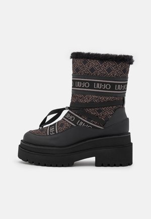 Czarny zimowy but na platformie z wzorzystą tkaniną, wykończony sztucznym futrem, z elastycznymi paskami z logo "LIU•JO" i grubą, głęboką podeszwą.