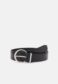 Curea din piele neagră cu o cataramă rotundă din argint, având o textură netedă și un design minimalist. Detaliu subtil de cusătură pe cataramă.