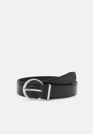 Curea din piele neagră cu o cataramă rotundă din argint, având o textură netedă și un design minimalist. Detaliu subtil de cusătură pe cataramă.