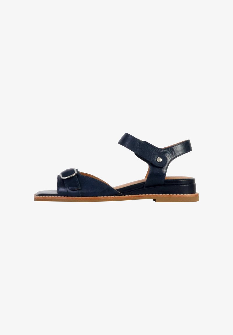 Sandali in pelle blu navy con suola piatta, dotati di una fascia larga sulla punta, una fascia alla caviglia e un dettaglio con fibbia metallica.