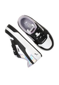 Zwart-witte sneakers met een glanzende iriserende accent, met een gestructureerd oppervlak, zwarte veters en een logo aan de zijkant.