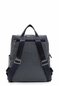 Tumesinine seljakott tekstuurse kangaga ja geomeetrilise mustriga. Omab reguleeritavaid rihmasid, ülemist käepidet ja tõmblukuga taskut.