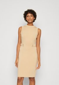 Guess BODYCON - Vabalt langev kleit - safari tan