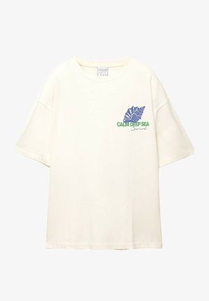 Kermato puuvillane T-särk lühikeste varrukatega. Omab sinist kestaga graafikat ja roheline tekst "CALM DEEP SEA". Vaba lõige ja ümar kaelus.