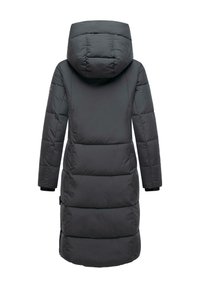 Cappotto lungo e gonfio di colore grigio scuro. Caratterizzato da un grande cappuccio, pannelli cuciti e polsini elasticizzati. Texture liscia con un design pulito e minimalista.