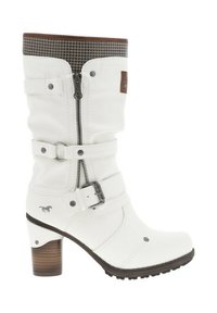 Botte blanche jusqu'au genou avec un dessus brun texturé, fermeture éclair brillante, sangles ajustables et un talon chunky en bois. Présente un discret logo de cheval.