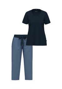 Mörkblå kortärmad t-shirt med rund halsringning, tillsammans med ljusblå, korta byxor med en midjeband av mörkblå dragsko.