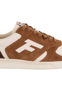 Braune Wildleder- und cremefarbene Leder-Sneaker mit einem weißen Logo, strukturiertem Schnürdesign, kontrastierenden Akzenten und Gummisohle.