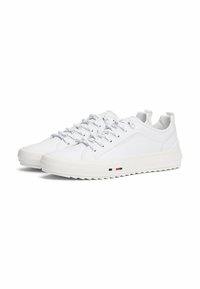 Sneakers bianchi con una tomaia in pelle liscia, punta rotonda e suola in gomma texturizzata. Presentano lacci grigi e un piccolo logo multicolore.