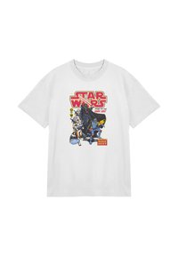 Bílý bavlněný tričko s grafickým potiskem, na kterém je text "Star Wars", detailní postavy a barevný design na bílém pozadí.