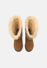 UGG CLASSIC TALL TRAILGAZER - Cizme de iarnă - chestnut
