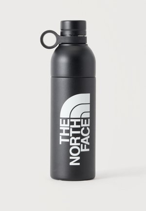 Botella de agua de metal negro con tapa de lazo y logo vertical "The North Face" blanco en la parte frontal.