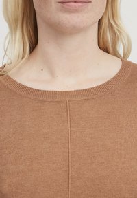 Brązowy sweter dziany z okrągłym dekoltem, ściągaczami i gładką fakturą. Tkanina prezentuje subtelne różnice w kolorze.