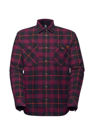 Langärmliges rot und schwarz karierter Hemd mit zwei Brusttaschen, die jeweils mit einer Knopfklappe gesichert sind.