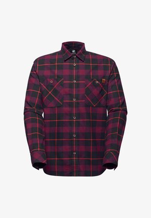 Langärmliges rot und schwarz karierter Hemd mit zwei Brusttaschen, die jeweils mit einer Knopfklappe gesichert sind.