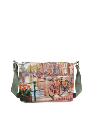 Borsa a tracolla con una scena stampata di biciclette su un ponte sul canale, tulipani in un vaso e edifici storici lungo il lungomare.