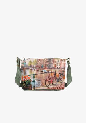 Borsa a tracolla con una scena stampata di biciclette su un ponte sul canale, tulipani in un vaso e edifici storici lungo il lungomare.