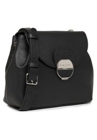 Borsa a tracolla in pelle nera con chiusura a patta, dettaglio in metallo circolare di colore argento e tracolla regolabile. Superficie testurizzata e forma compatta.