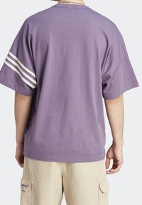 adidas Originals T-shirt med print - purple