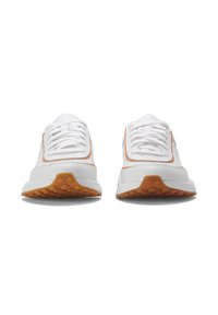 Sneakers bianchi con suola in gomma testurizzata, con accenti arancioni sui lati, lacci standard e design con punta rotonda.