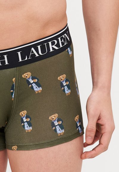 Maslinasto zeleni bokserice s ponavljajućim uzorkom medvjedića, s teksturiranim pojasom na kojem je u bijeloj boji ispisan logo "Polo Ralph Lauren".