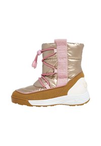 Stivale invernale resistente all'acqua in rosa metallico con texture trapuntata. Presenta un sistema di allacciatura elastica rosa, dettagli in suede color beige e suola bianca.