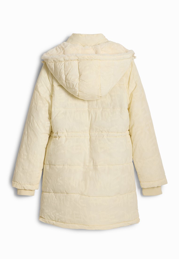 Padded żółty płaszcz z kapturem, wykonany z teksturowanej tkaniny i subtelnego wytłaczanego wzoru. Rękawy są dopasowane, a fason jest do kolan.