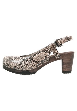 Dames sandaal met hak, met bovenwerk in slangenprint, houten blokhak en verstelbare enkelband met metalen gesp.
