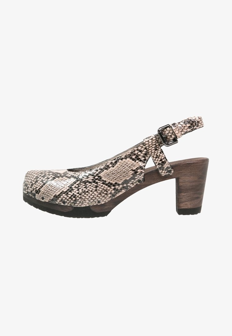 Sandale à talon pour femme avec dessus à imprimé serpent, talon bloc en bois et bride de cheville réglable avec boucle en métal.