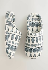 Bont gevoerde slippers in crème met een marineblauw dieren- en sneeuwvlokpatroon, met een afgerond ontwerp en gevoerde randen voor comfort.