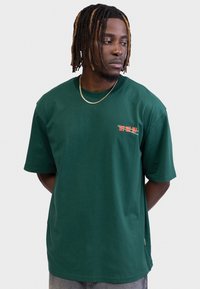 Redefined Rebel ABRAHAM BOXY FIT - T-shirts print - rain forest